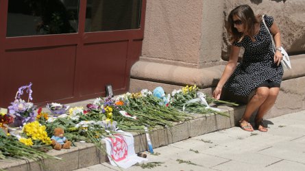 Цветя и запалени свещи в памет на Филип Плевнелиев бяха положени пред Президенството, сн. БГНЕС