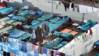 Залята от мигрантска вълна, Германия настанява бежанците в палатки и контейнери