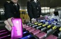 Властите в Пекин разбиха фабрика за фалшиви "айФон"-и