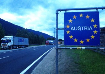 Австрийската полиция засили проверките за трафиканти, но не контролира границите