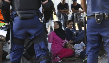 Гарата в Будапеща остава център на напрежението с бежанците