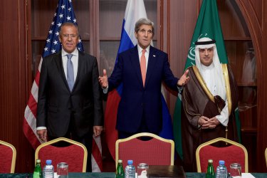 Сергей Лавров и Джон Кери заедно с външния министър на Саудитска Арабия Адел Бин Ахмед ал-Джубейр по време на срещата в Доха, Катар