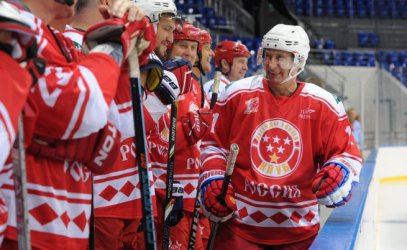 Владимир Путин игра с легендите на руския хокей