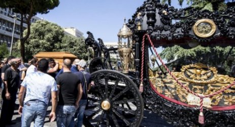 Позлатена колесница теглена от 6 черни коня отведе мафиотския бос Виторио Казамоника в последния му дом