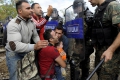Бежанска криза в Македония, полицията спира прииждащите от Гърция с шокови гранати