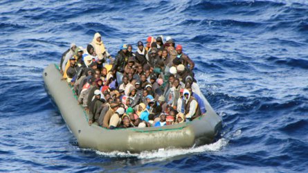 Лодка със стотина имигранти се преобърна край гръцки остров