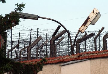 Мъж, превозващ мигранти, е осъден на 1 г. и 7 м. затвор, защото блъснал граничар