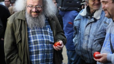 Николай Колев-Босия с домат в ръка. Сн. бТВ