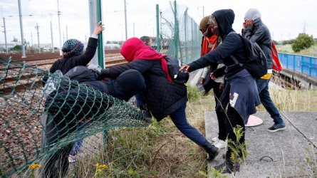 Мигранти блокираха движението в тунела под Ламанша