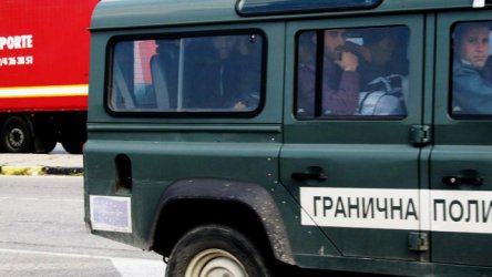 Двама каналджии и 58 афганистанци задържани на сръбската граница