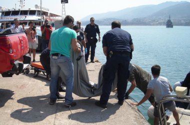 Спасители вадят тялото на момиче, загинало при сблъсъка на ферибота с лодката с бежанци, сн. ЕПА/БГНЕС