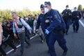 Унгарските власти затвориха магистрала, след като мигранти разкъсаха полицейски кордон