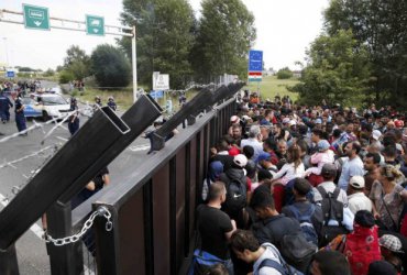 Мигрантският поток се насочи към Словения, след като Унгария затвори границата с Хърватия