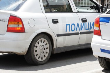 Полицаи заловиха два буса с 64-има нелегални имигранти