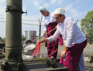 Руски журналисти от военния тв канал "Звезда" отбелязват, че никога по-рано не са виждали подобен комфорт в бойни условия.