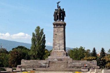 Френско настроение и деликатеси превземат паметника на Съветската армия в София