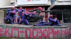 Активисти на "Протестна мрежа" глобени с 1500 лв. за боядисания паметник пред БСП