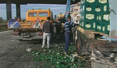 Стотици счупени бутилки бира затрудниха движението по "Тракия" след сблъсък между камиони