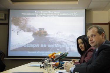 Лиляна Павлова и пътният шеф Лазар Лазаров обясняват за зимната готовност, сн. БГНЕС