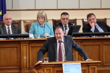 Михаил Миков с декларация от парламентарната трибуна, сн. БГНЕС