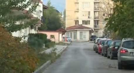 Улицата, по която се е движел автомобилът на Петров в момента на стрелбата.