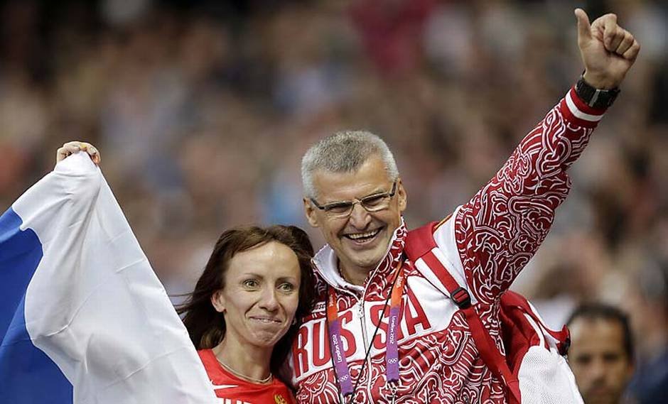 Руската бегачка Мария Савинова и треньорът й Владимир Казарин след победата в бягането на 800 метра на олимпиадата в Лондон през 2012 година.
