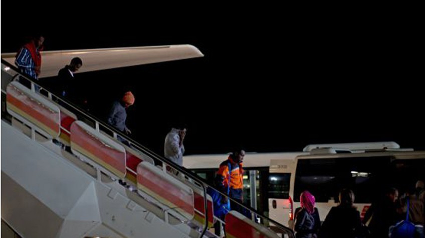 Бежанците слизат на летището в Мадрид.