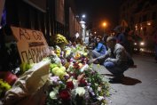 Стотици се събраха пред френското посолство, за да почетат жертвите на терора
