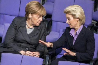 Канцлерът Ангела Меркел и министърът на отбраната на Германия Урсула фон дер Лайен по време на дебатите в Бундестага