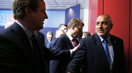 Бойко Борисов се поздравява с британския си колега Дейвид Камерън по време на срещата в Брюксел.