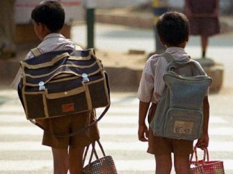 Проверки за тежестта на ученическите чанти тръгват в Индия