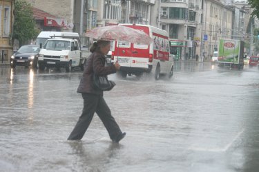 Опасни дъждове в цялата страна, предупреждение и за сняг в три области