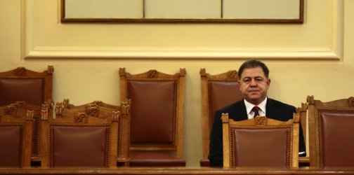 Министърът на отбраната в пленарната зала на парламента по време на петъчното обсъждане.