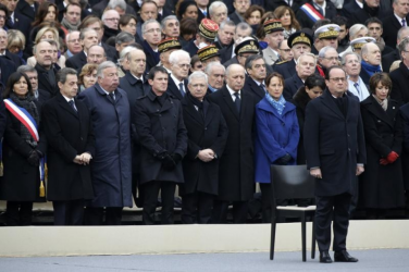 Франция почете паметта на загиналите в атентатите в Париж