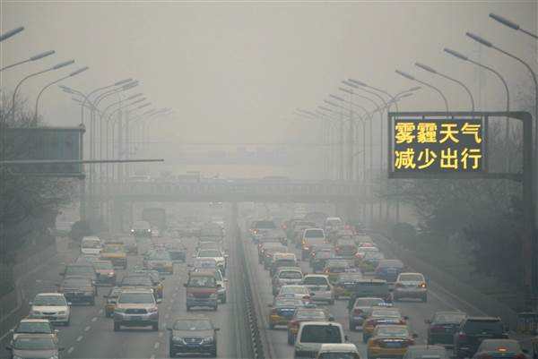 Смог задушава Пекин в момент, когато в Париж започва конференция за климата