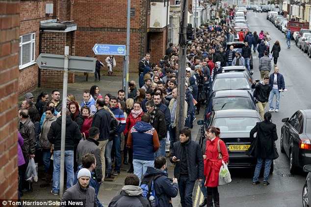 Румънски имигранти чакат на опашка в Портсмут, за да гласуват за президент на Румъния.