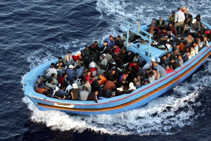 Гръцки граничар пробива нарочно лодка на бежанци, спасяват ги турци