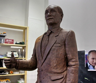 Статуя на Путин в цял ръст от шоколад ще бъде изложена в Санкт Петербург
