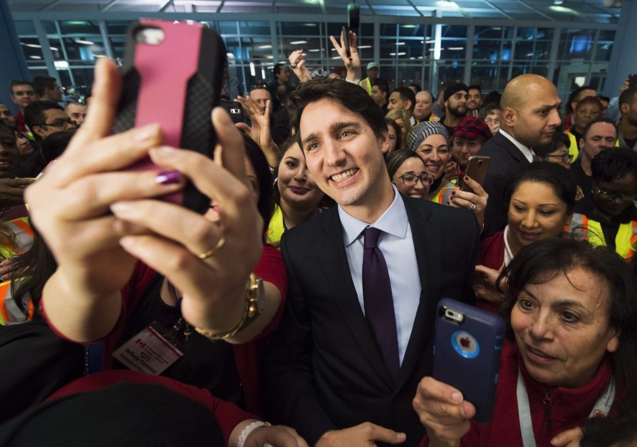 Канадският премиер се снима с пристигналите сирийски бежанци.