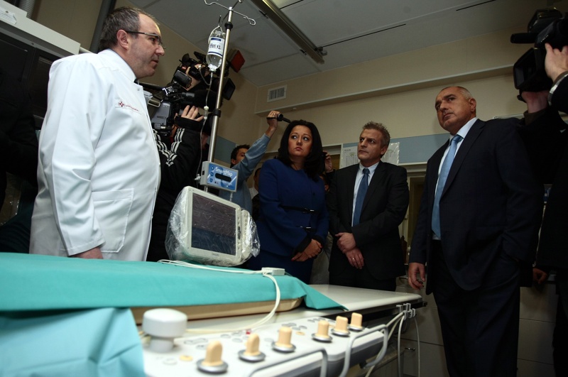 Борисов разглежда новата апаратура в Александровска болница, сн. БГНЕС