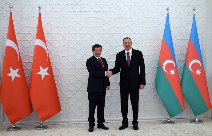 Tурският премиер Ахмет Давутоглу на съвместна пресконференция с президента на Азербайджан Илхам Алиев