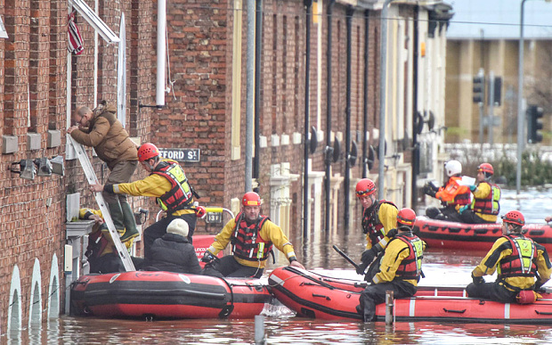 Бурята "Дезмънд" потопи стотици къщи в Англия и Шотландия