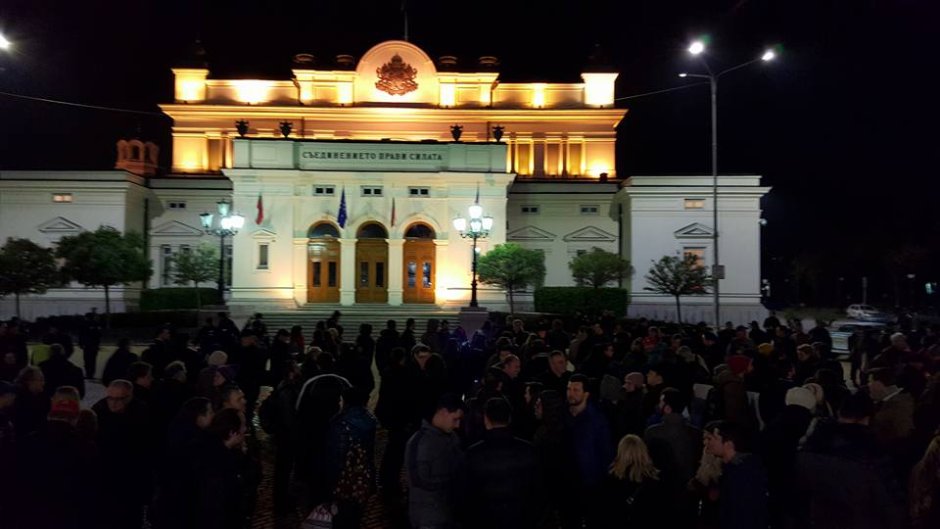 Протест под мотото "Ще метем!" се организира пред парламента тази вечер