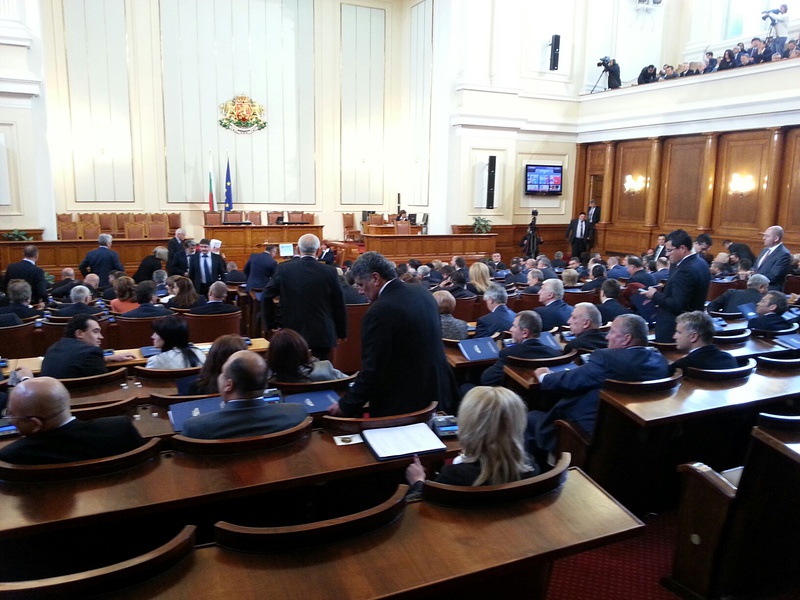 Парламентът ще заседава извънредно за договора за ремонт на МиГ 29