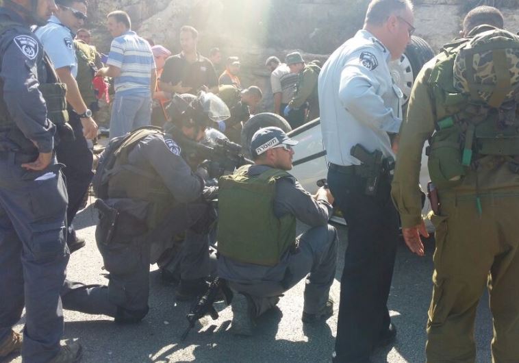 Осем израелски военни ранени при две нападения с коли на Западния бряг