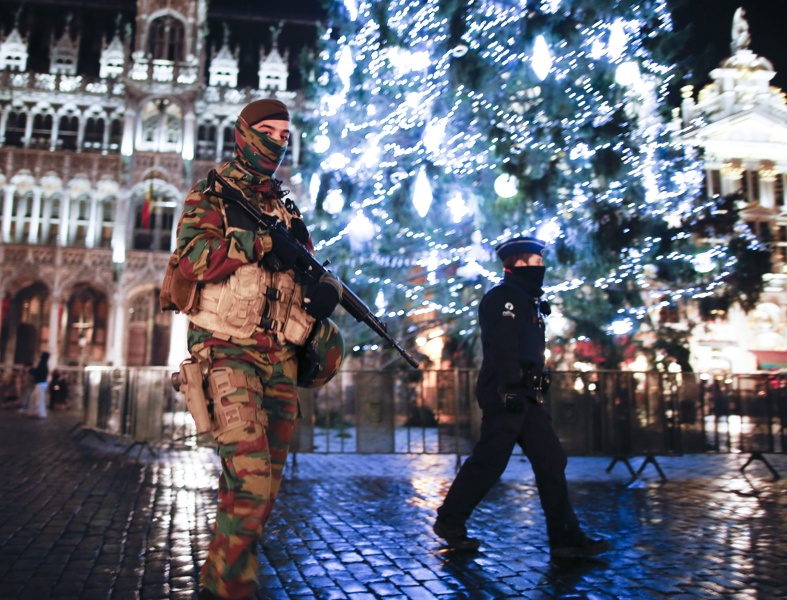 Брюксел под обсада за трети пореден ден - хиляди полицаи, затворени училища и спуснати завеси