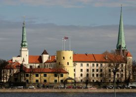 Увеличение на чиновническите заплати доведе до оставка на латвийското правителство