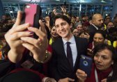 Канадският премиер посрещна лично първата група от 163 сирийски бежанци