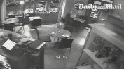 Видеозапис от охранителни камери показва стрелбата по едно от заведенията в Париж