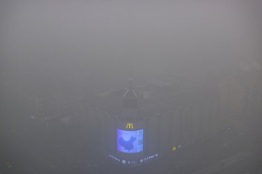 Стотици полети са отменени заради смога в Пекин
